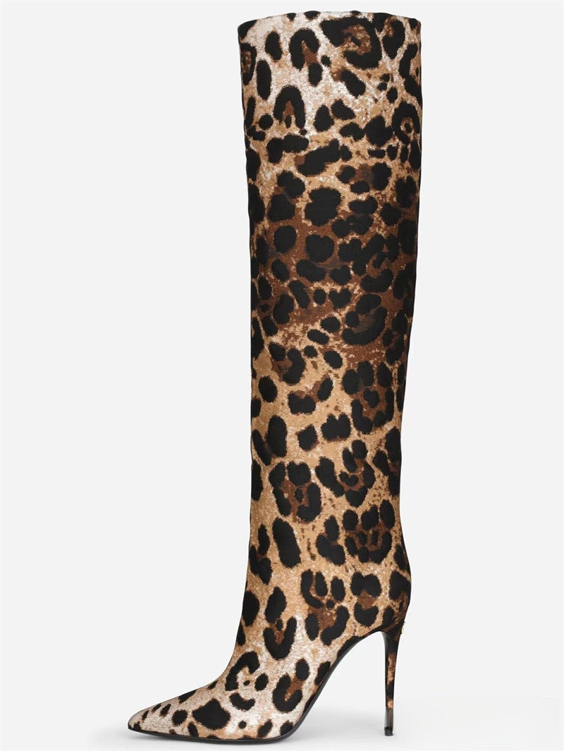 Botas con estampado de leopardo y tacón de aguja puntiagudo