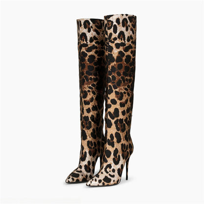 Botas con estampado de leopardo y tacón de aguja puntiagudo